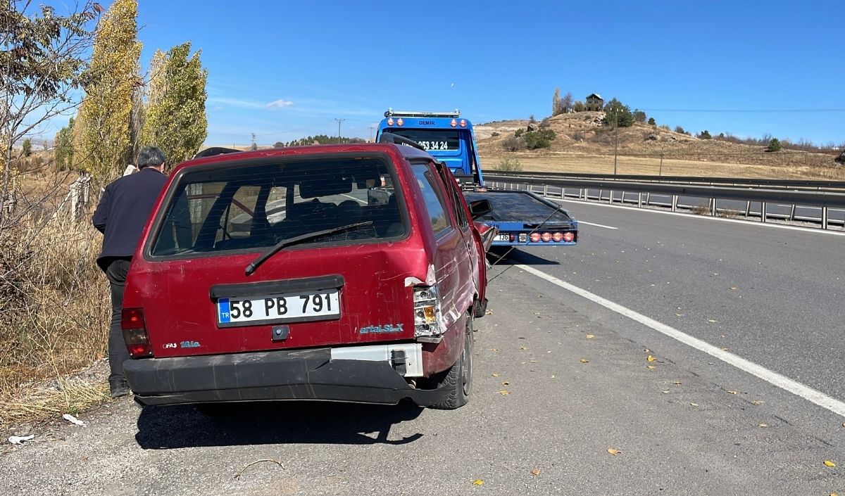 Sivas Kayseri Yolunda Feci Kaza Otomobil Bariyere Çarptı, 1’I Ağır 2 Yaralı (3)