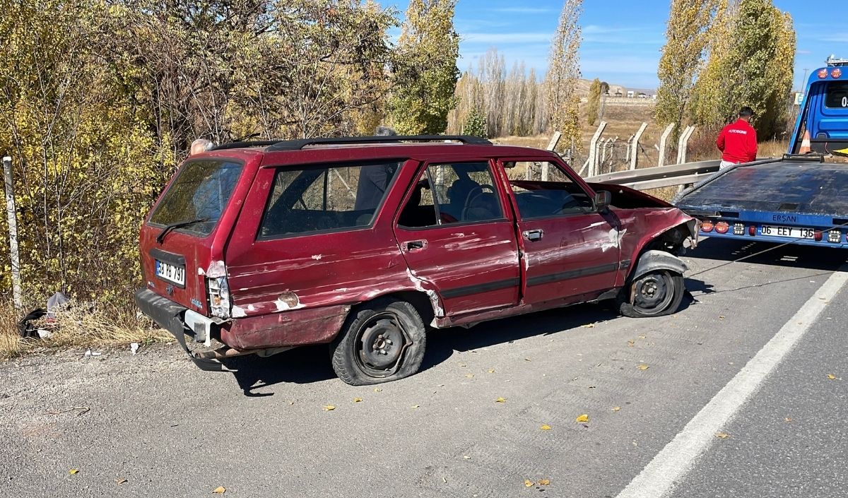 Sivas Kayseri Yolunda Feci Kaza Otomobil Bariyere Çarptı, 1’I Ağır 2 Yaralı