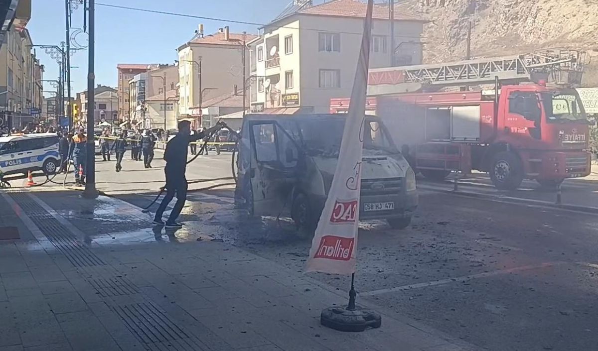 Sivas Yanan Araba Yol Ortası (1)