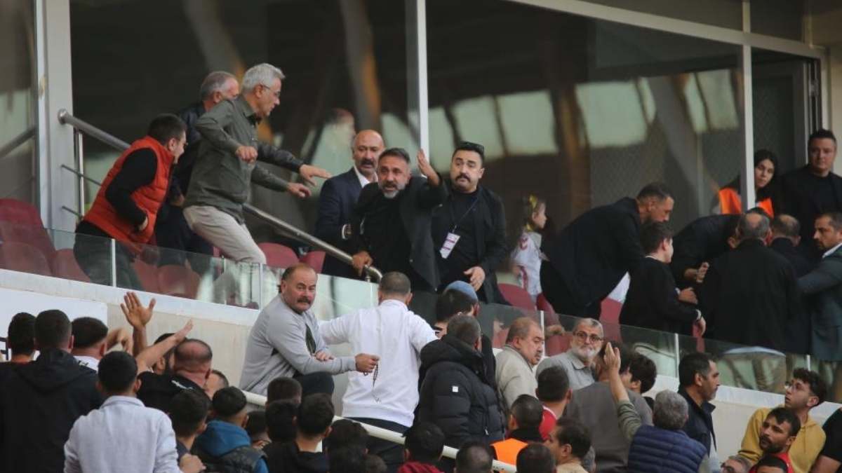 Sivasspor’da Tribünler Karıştıbaşkan Gökhan Karagöl Tribüne Indi!