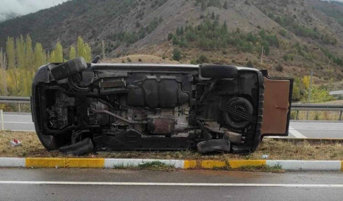 Sivas'ta Devrilen Minibüsteki 2 Kişi Yaralandı (2)