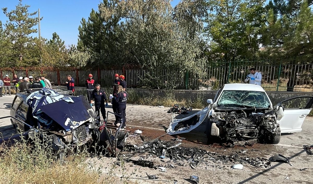 Sivas’ta Iki Araç Kafa Kafaya Çarpıştıi̇ki Otomobil Çarpıştı 1 Ölü, 1 Yaralı (1)