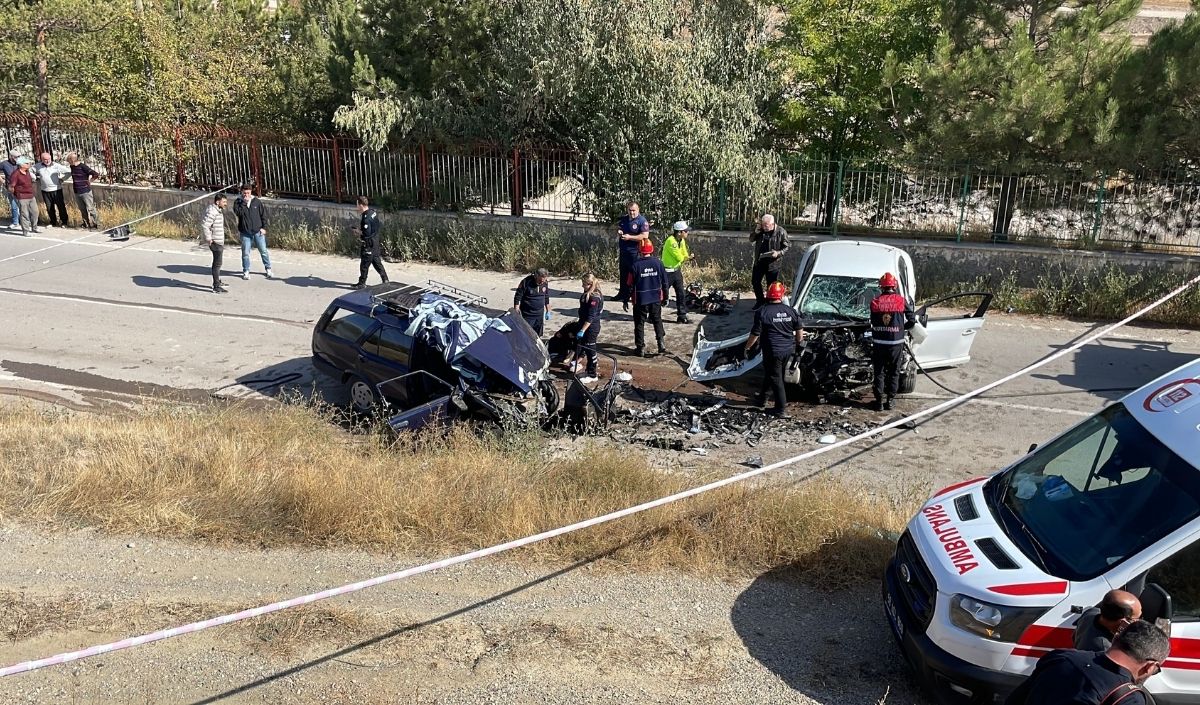 Sivas’ta Iki Araç Kafa Kafaya Çarpıştıi̇ki Otomobil Çarpıştı 1 Ölü, 1 Yaralı (3)