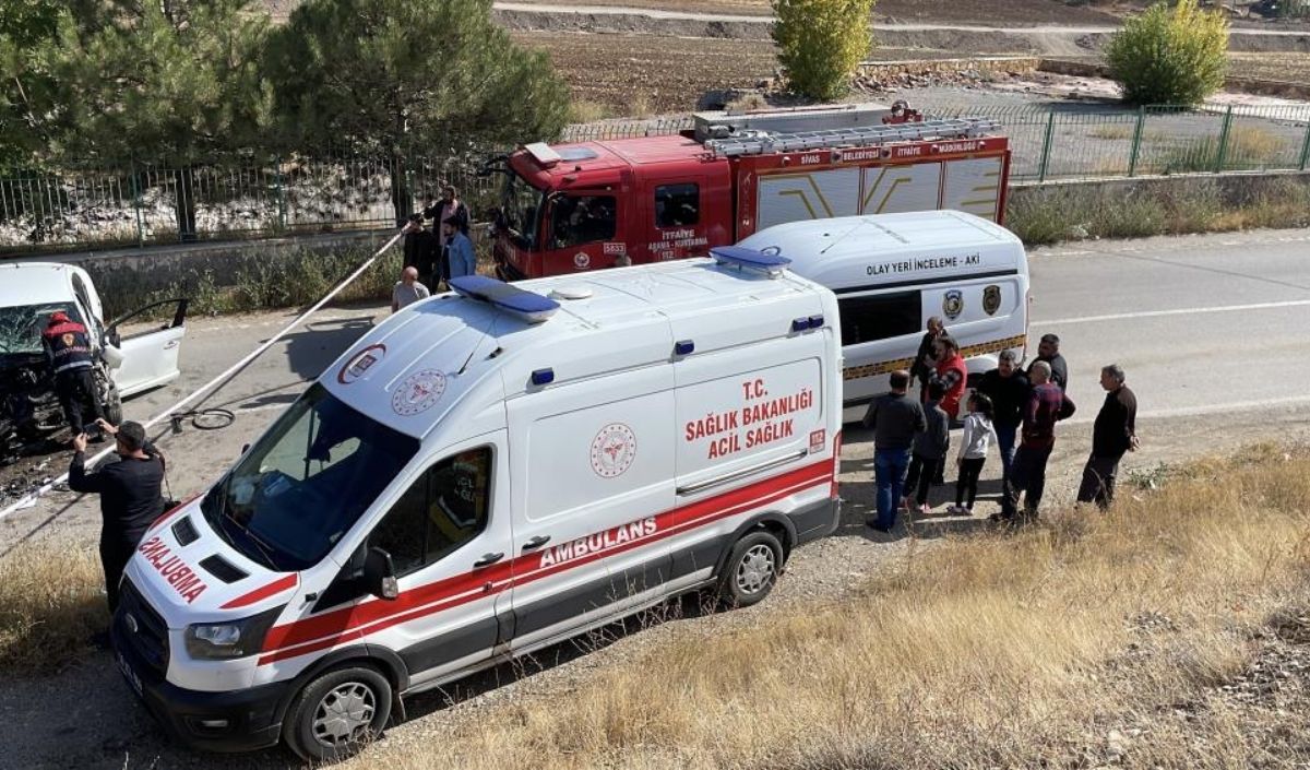Sivas’ta Iki Araç Kafa Kafaya Çarpıştıi̇ki Otomobil Çarpıştı 1 Ölü, 1 Yaralı (5)