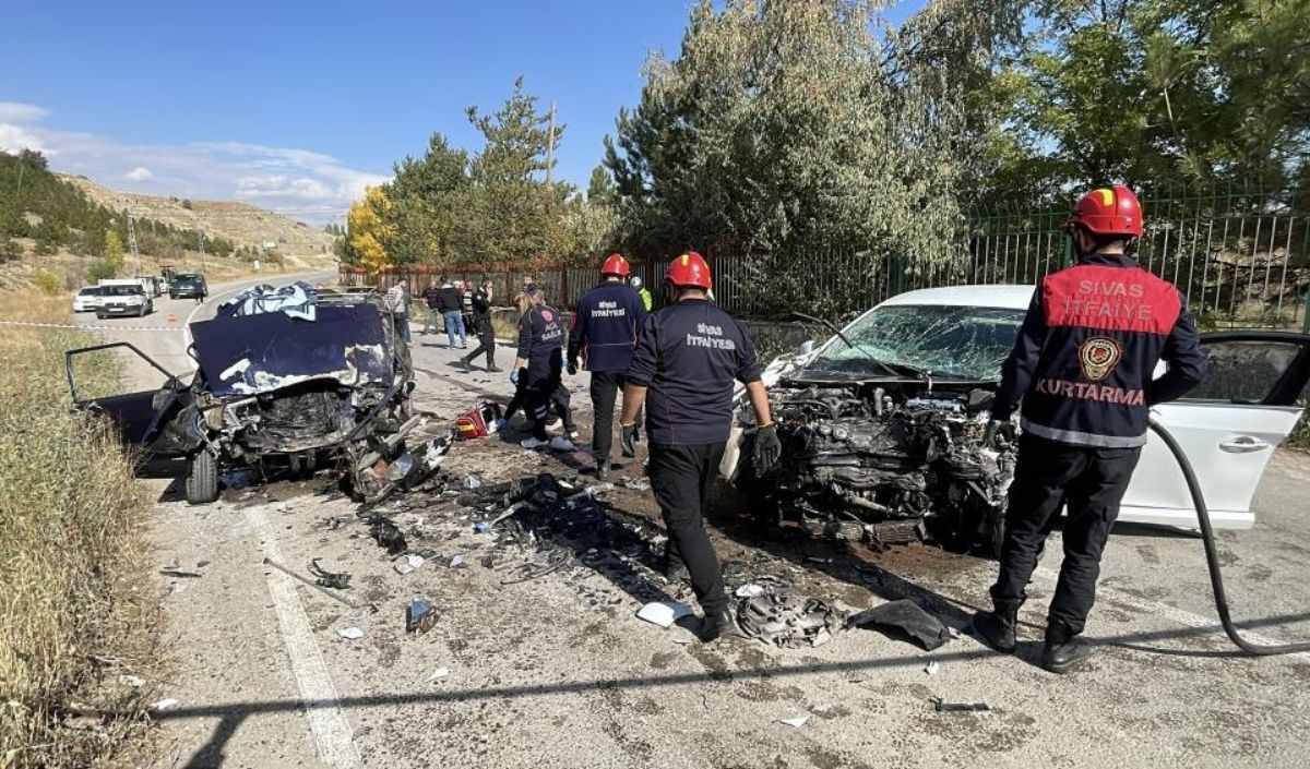 Sivas’ta Iki Araç Kafa Kafaya Çarpıştıi̇ki Otomobil Çarpıştı 1 Ölü, 1 Yaralı (6)