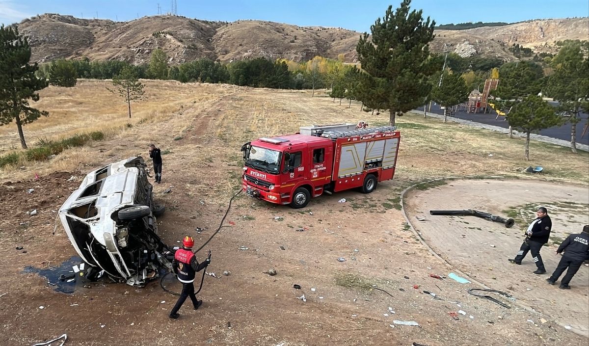 Sivas’ta Minibüs Istinat Duvarından Aşağı Devrildi 4 Yaralı (6)