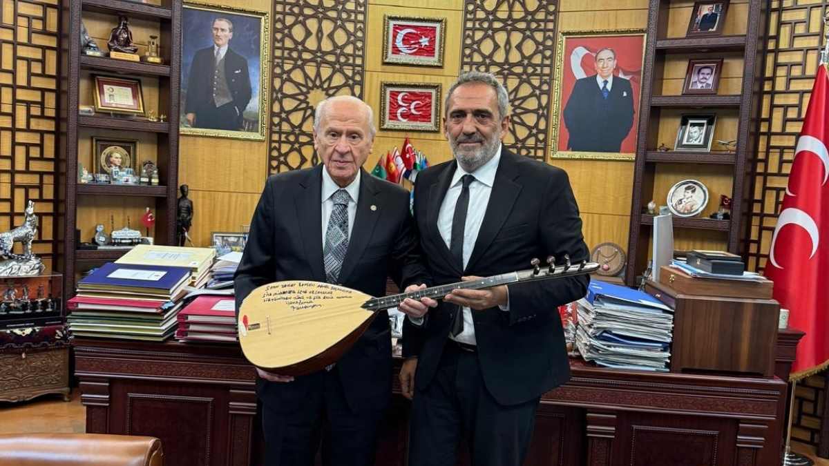 Yavuz Bingöl Bahçeliye Bağlama Hediye Etti