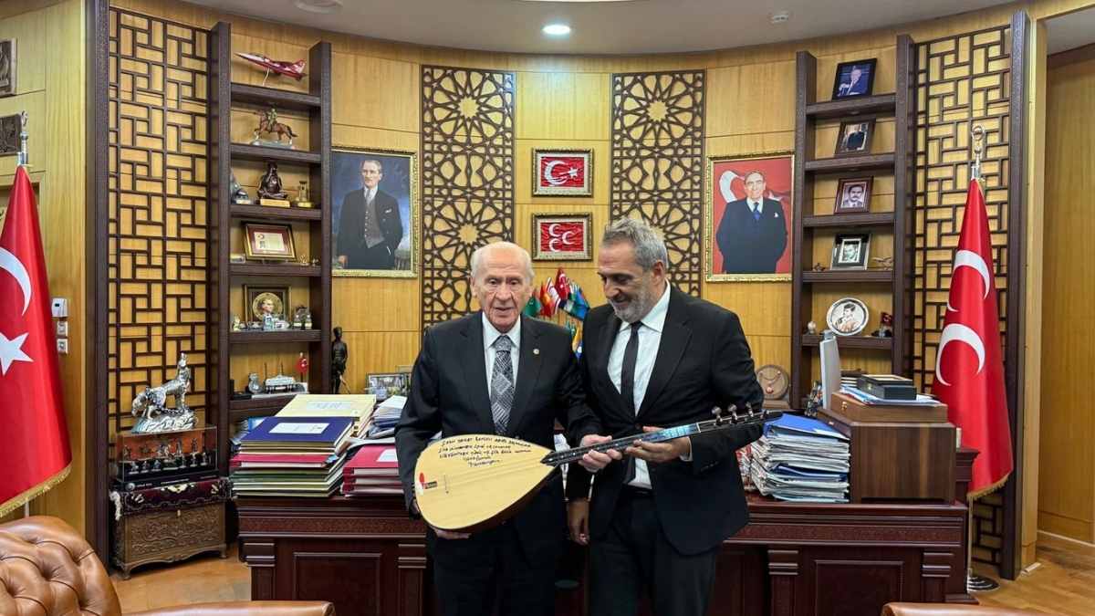 Yavuz Bingöl Bahçeliye Bağlama Hediye Etti2