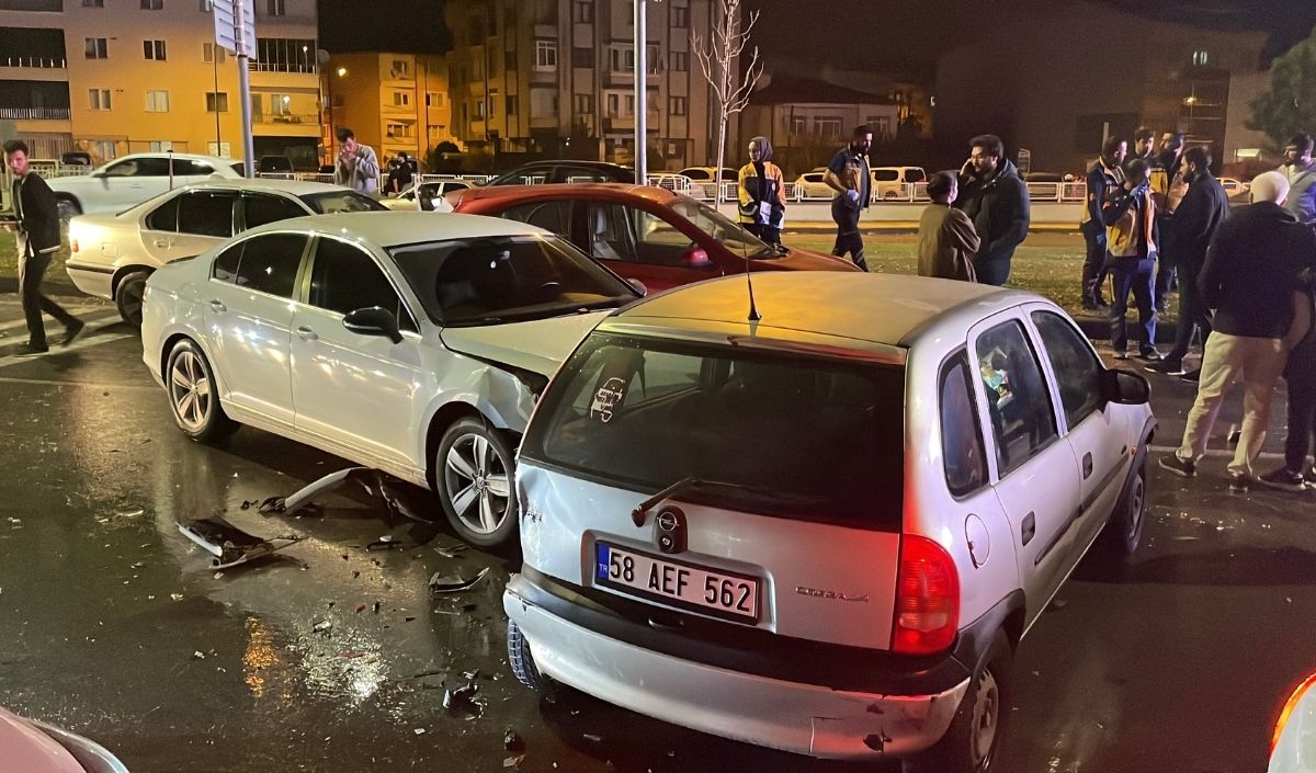 Zincirleme Kaza 5 Araç Birbirine Girdi” (5)