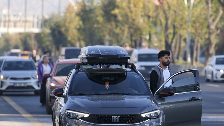 Trafikte araçlar durdu. Aracından inen vatandaşlar saygı duruşunda bulundu.