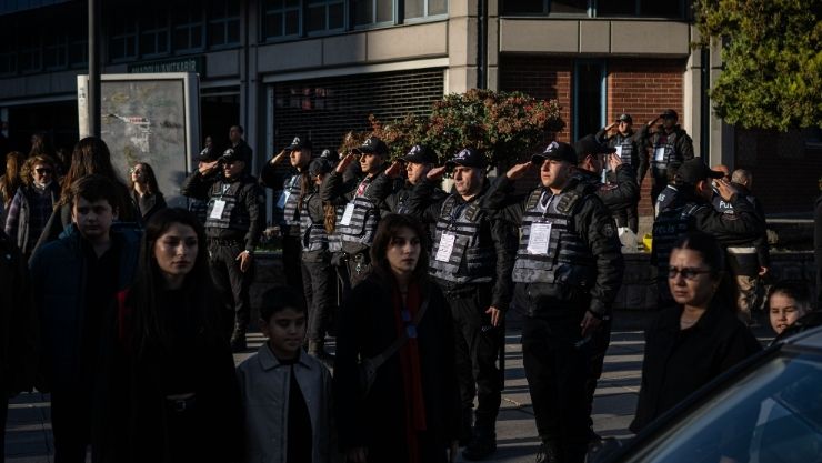 Güvenlik güçleri ve halkın saygı duruşu kameralara yansıdı. 