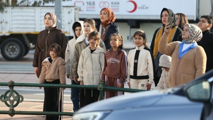 Hiçbir fark gözetmeden herkes Atası için ayaktaydı...