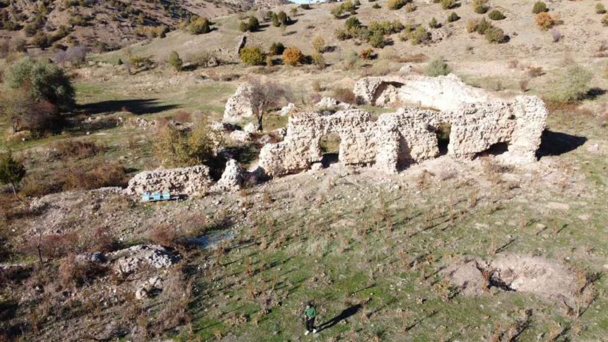 8 Asırlık Çınçınlı Sultan Hanı'nın Taşlarını Söküp Camilere Götürmüşler!2