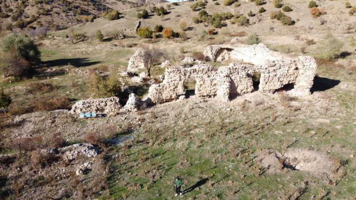 8 Asırlık Çınçınlı Sultan Hanı'nın Taşlarını Söküp Camilere Götürmüşler!4