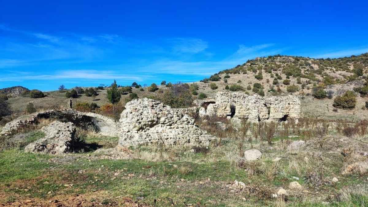 8 Asırlık Çınçınlı Sultan Hanı'nın Taşlarını Söküp Camilere Götürmüşler!5