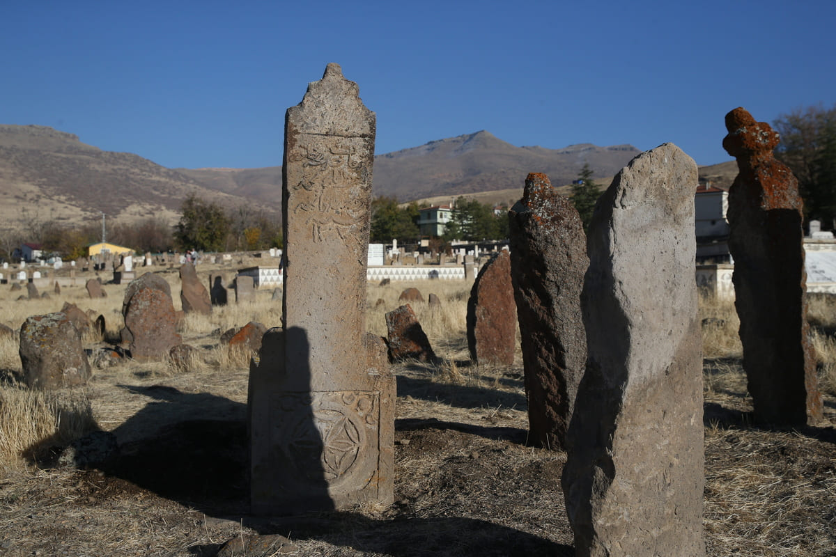 mezar taşları develi