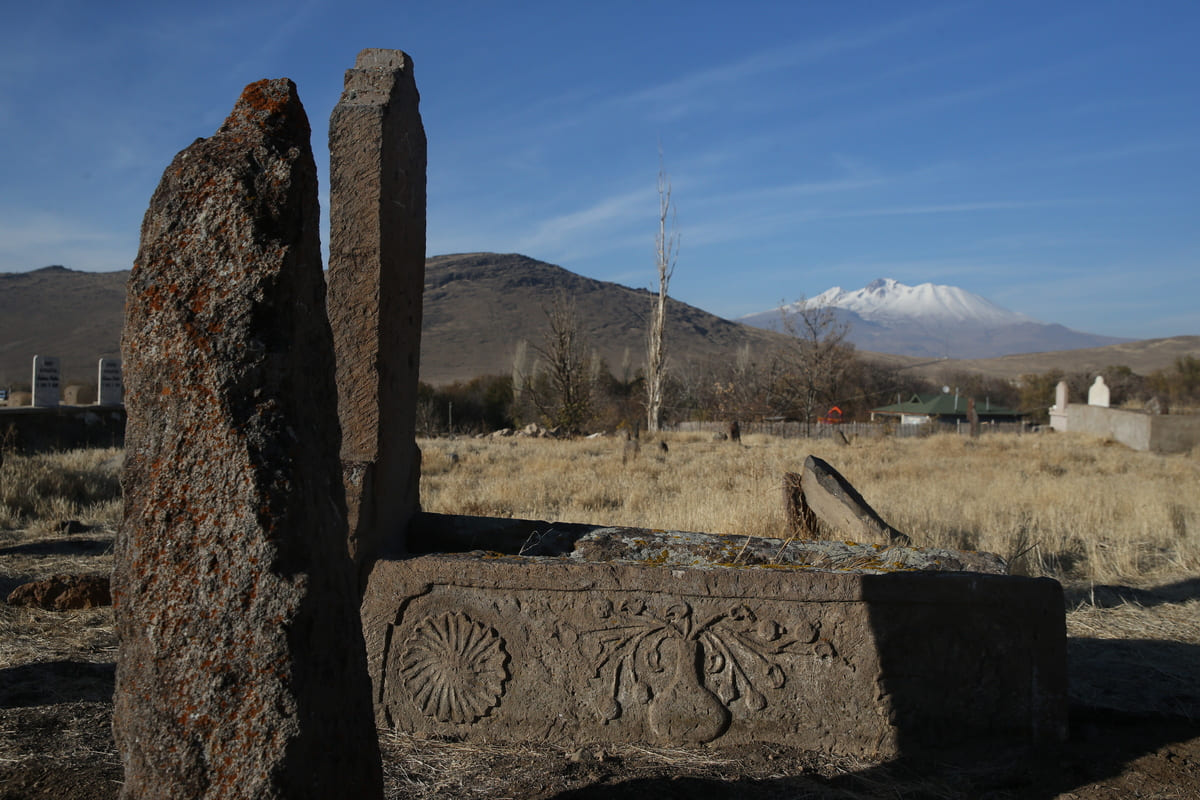 mezar taşları develi