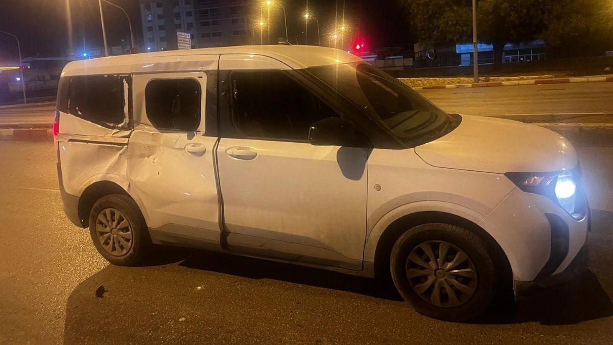 Adana'da Başıboş At Araca Çaprtı (4)