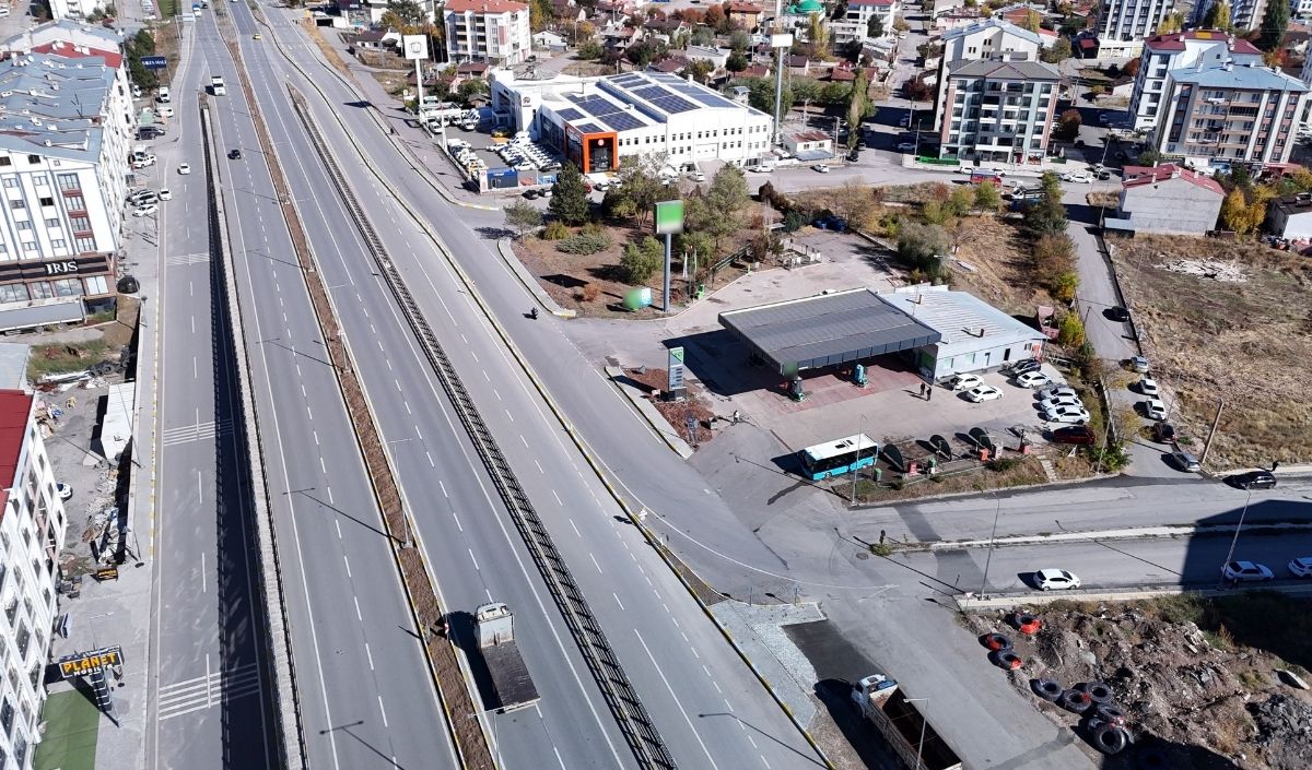 Akaryakıt Istasyonuna Giden Yollar Kapatıldı, (10)