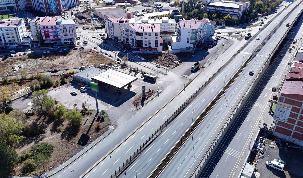 Akaryakıt Istasyonuna Giden Yollar Kapatıldı, (11)