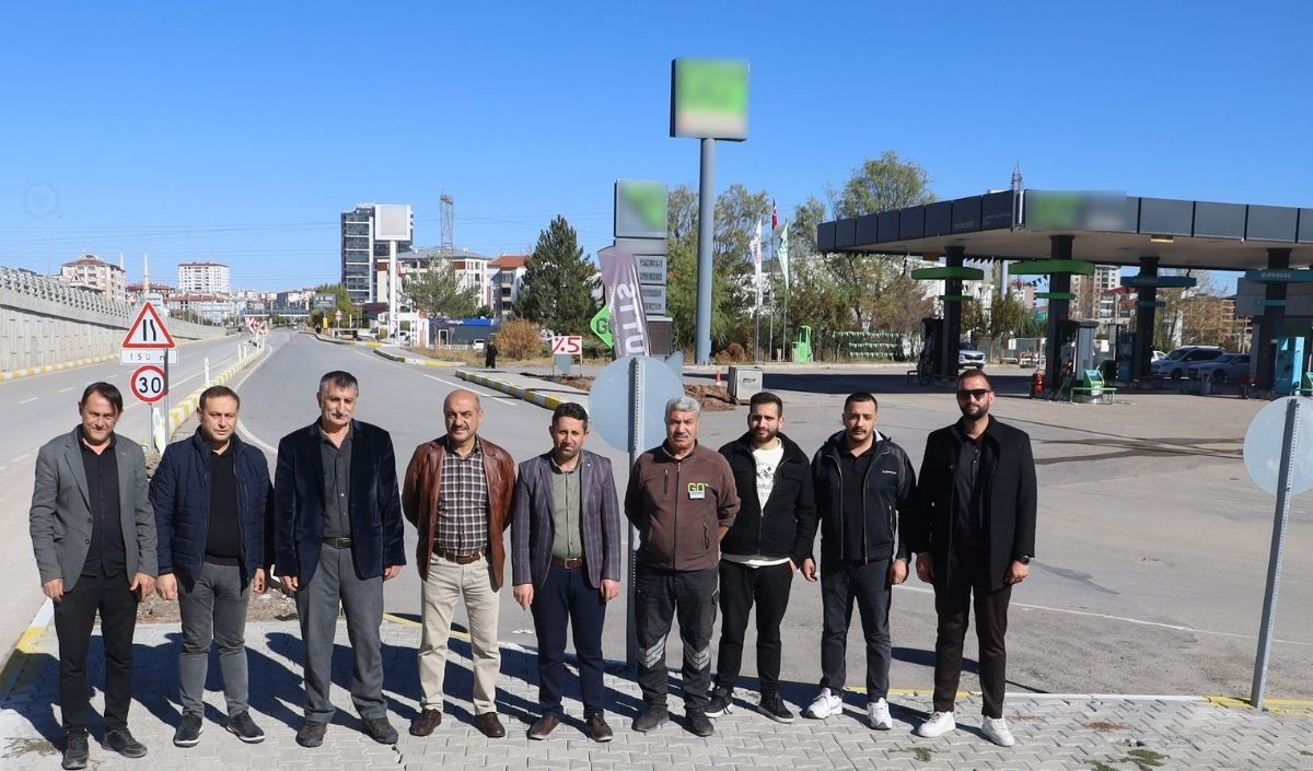 Akaryakıt Istasyonuna Giden Yollar Kapatıldı, (15)