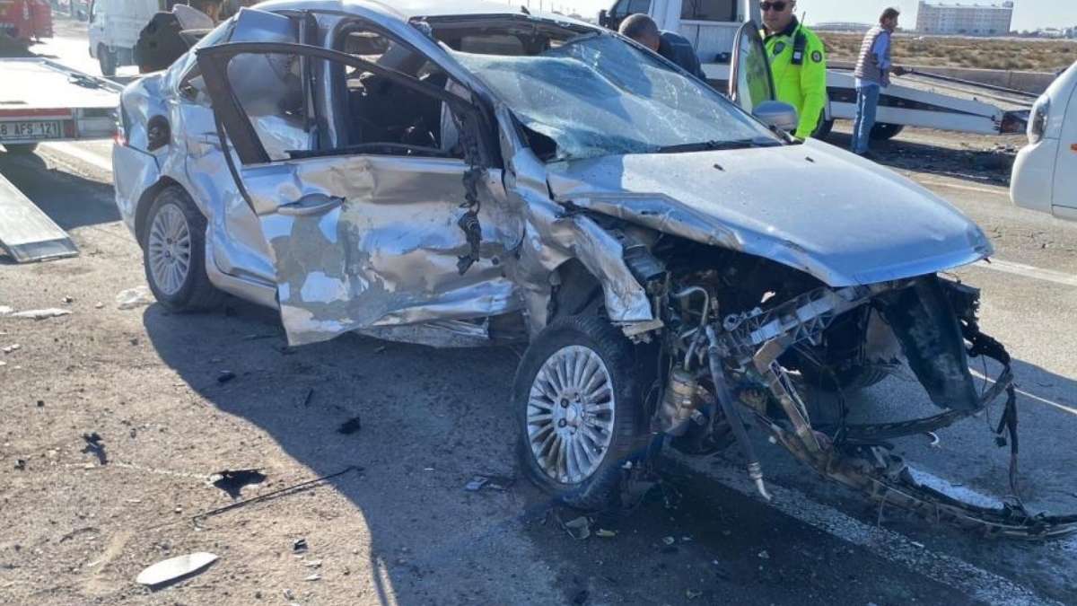 Aksaray Organize Sanayi Yolunda Iki Araç Kafa Kafaya Çarpıştı!2