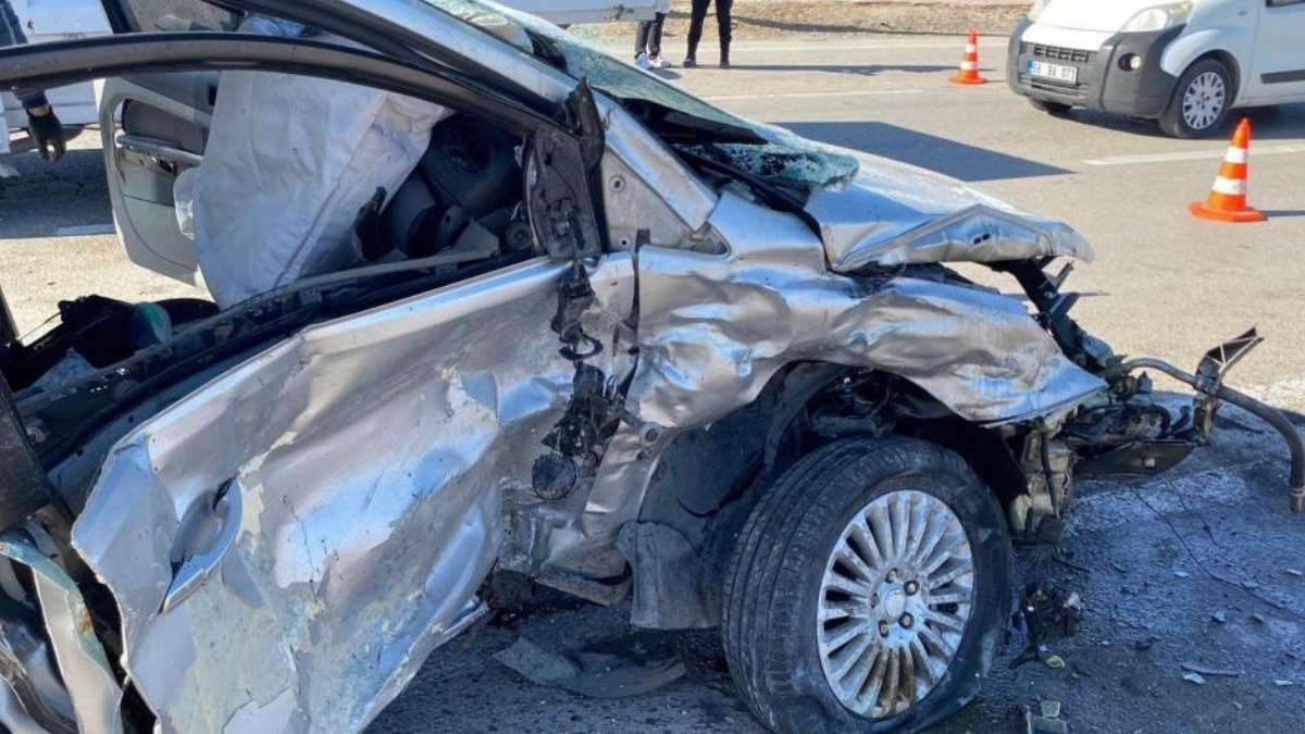 Aksaray Organize Sanayi Yolunda Iki Araç Kafa Kafaya Çarpıştı!3