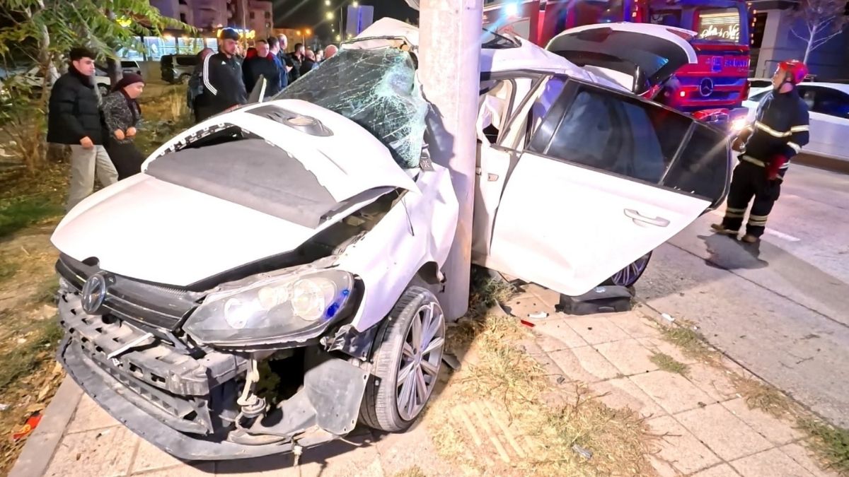 Aksaray Otomobil Direğe Saplandı (3)