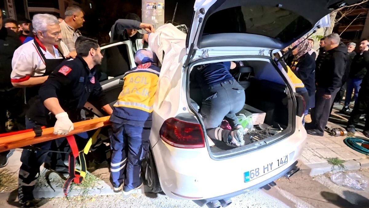 Aksaray Otomobil Direğe Saplandı (5)