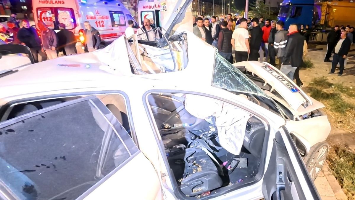 Aksaray Otomobil Direğe Saplandı (6)