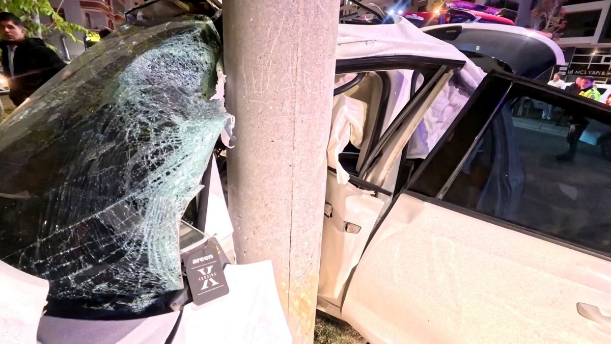 Aksaray Otomobil Direğe Saplandı (7)