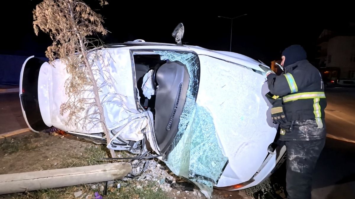 Aksaray’da Paramparça Olan Araçta Sıkışan 2 Genç Güçlükle Kurtarıldı O Anlar Kameralara Yansıdı (1)