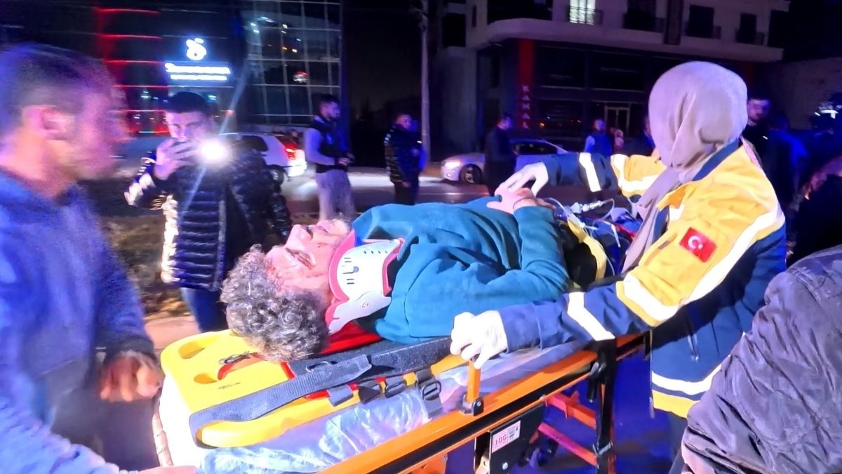 Aksaray’da Paramparça Olan Araçta Sıkışan 2 Genç Güçlükle Kurtarıldı O Anlar Kameralara Yansıdı (4)