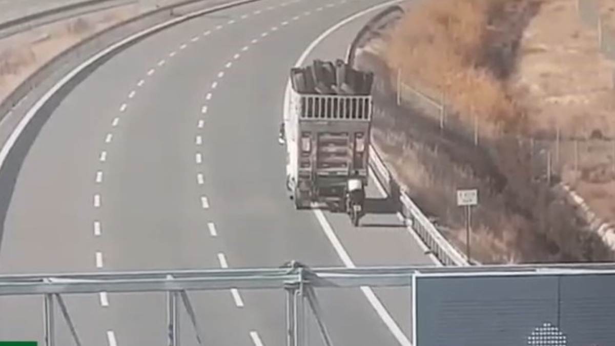 Ankara–Niğde Otoyolunda Motosikleti Kamyonla Çektiler2