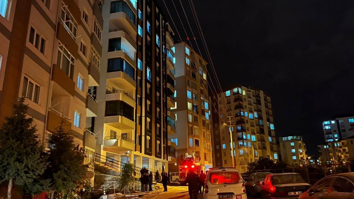 Apartmanın Orta Katı Alev Alev Yandı Mahalleli Sokağa Döküldü!