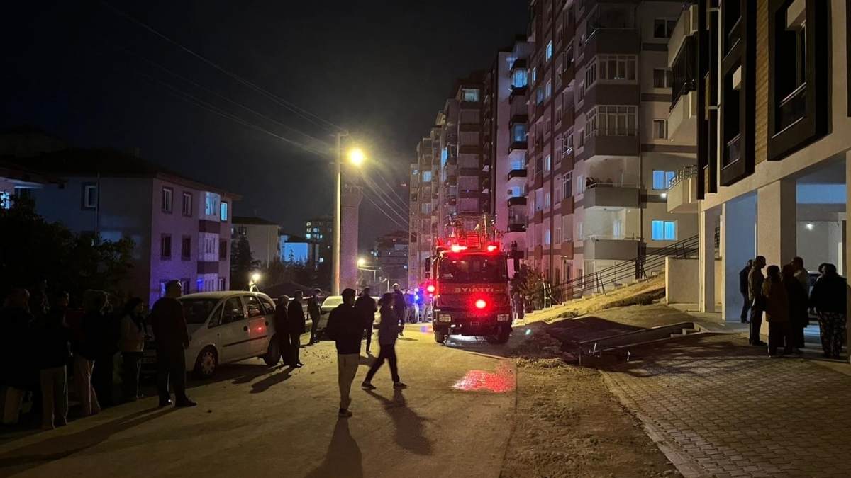 Apartmanın Orta Katı Alev Alev Yandı Mahalleli Sokağa Döküldü!2