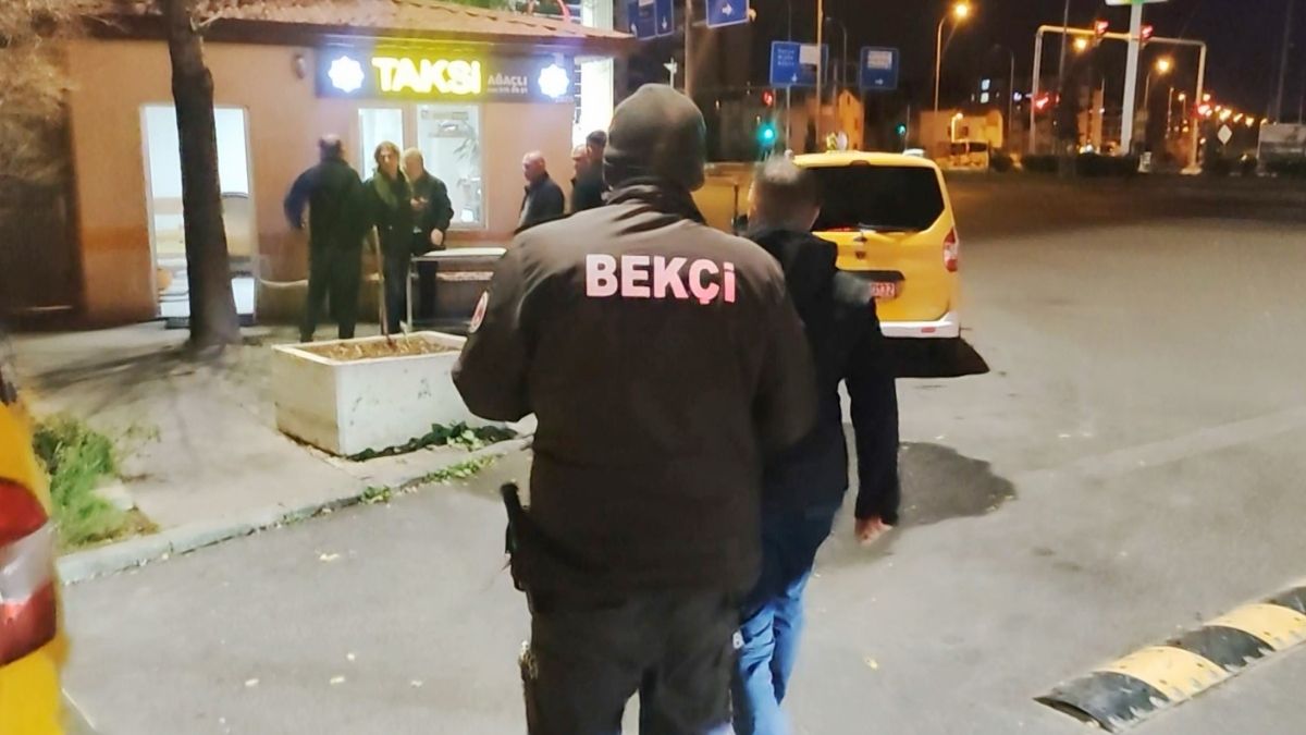 Avukat Kızlarını Taksi Durağına Kilitledir (3)