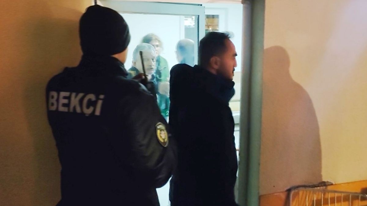 Avukat Kızlarını Taksi Durağına Kilitledir (4)