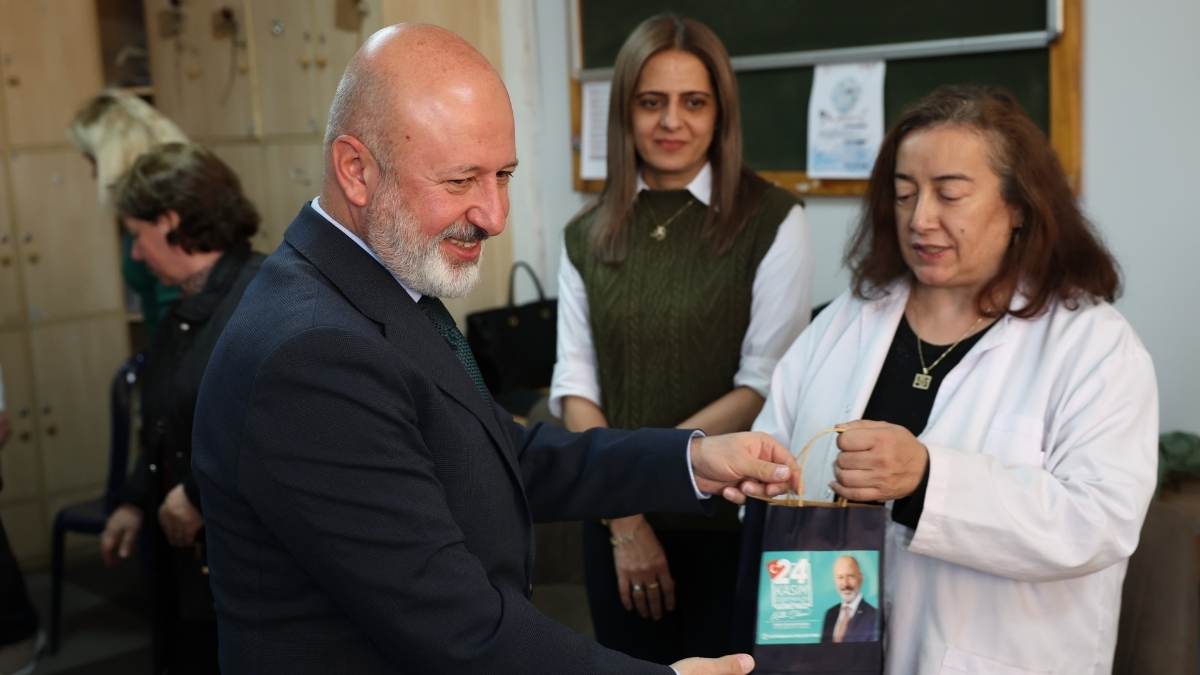 Başkan Çolakbayrakdar Öğretmenlere Sürpriz Yaptı Bakın Ne Dağıttı2