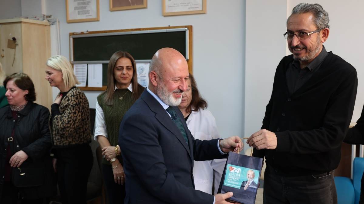 Başkan Çolakbayrakdar Öğretmenlere Sürpriz Yaptı Bakın Ne Dağıttı3