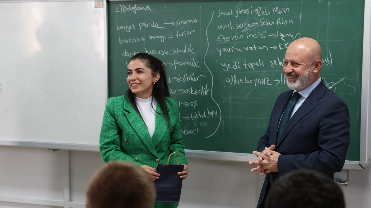 Başkan Çolakbayrakdar Öğretmenlere Sürpriz Yaptı Bakın Ne Dağıttı6