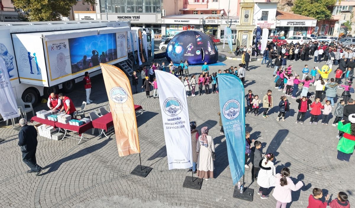 Büyükşehi̇r’i̇n Bi̇li̇m Ve Teknoloji̇ Hi̇zmeti̇ Mobi̇l Di̇ji̇tal Gençli̇k Merkezi̇’ni̇n İlk Duraği İncesu Oldu (3)