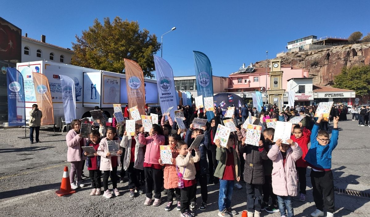 Büyükşehi̇r’i̇n Bi̇li̇m Ve Teknoloji̇ Hi̇zmeti̇ Mobi̇l Di̇ji̇tal Gençli̇k Merkezi̇’ni̇n İlk Duraği İncesu Oldu (4)