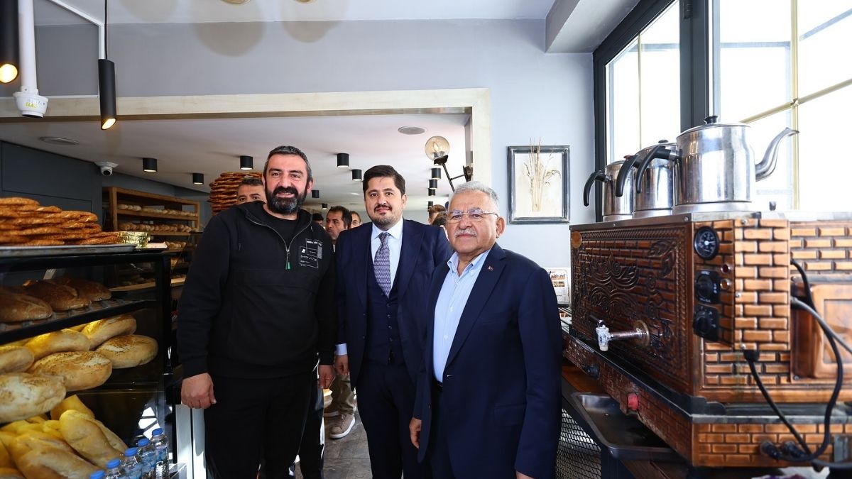 Cuma Namazı Sonrası Sürpriz Ziyaret Başkan Büyükkılıç Esnafla Buluştu (3)