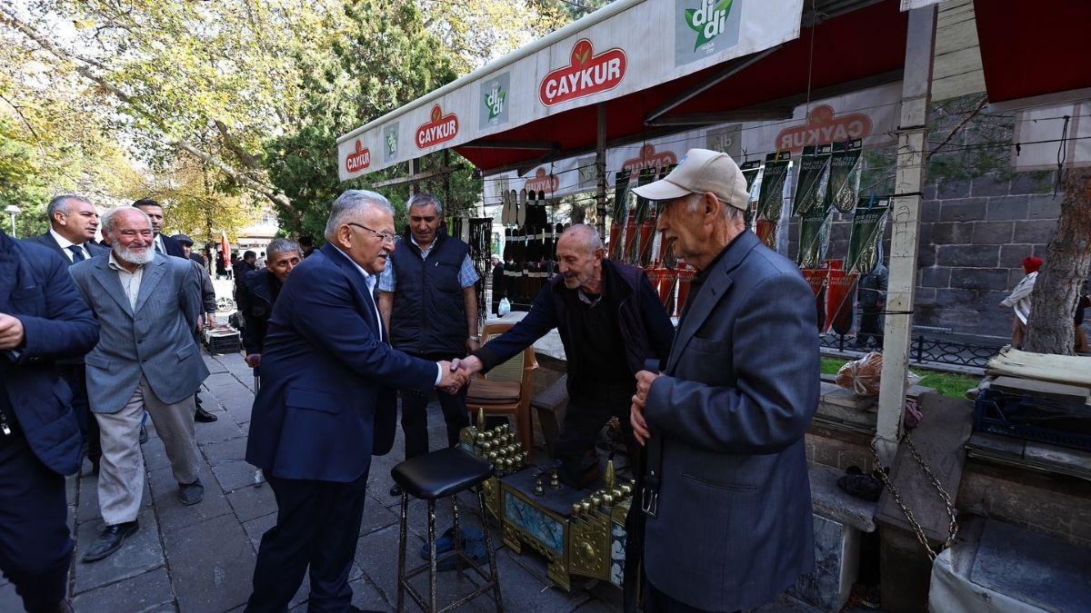 Cuma Namazı Sonrası Sürpriz Ziyaret Başkan Büyükkılıç Esnafla Buluştu (5)