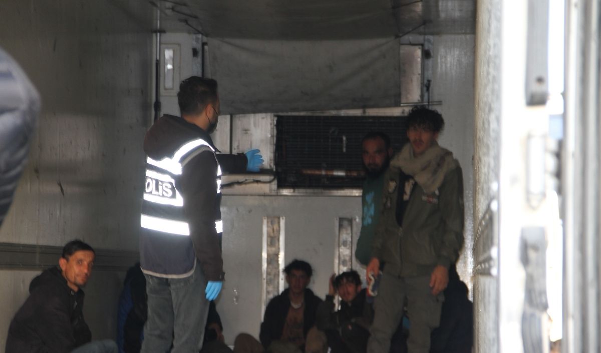 D 100’De Nefes Kesen Operasyon Tır Dorsesinden 28 Kaçak Göçmen Çıktı