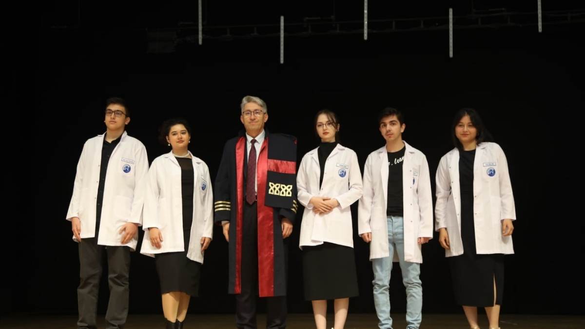 Erü’de Gelenek Devam Ediyor Yeni Dönem Tıp Öğrencileri Beyaz Önlüklerini Giydi
