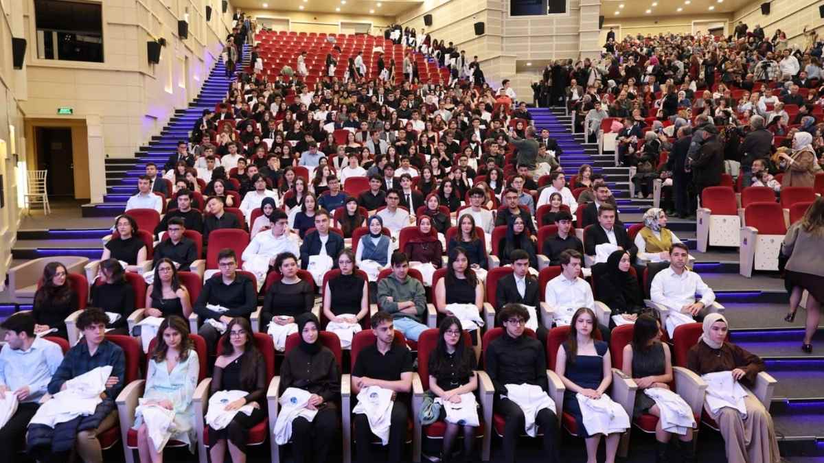 Erü’de Gelenek Devam Ediyor Yeni Dönem Tıp Öğrencileri Beyaz Önlüklerini Giydi6