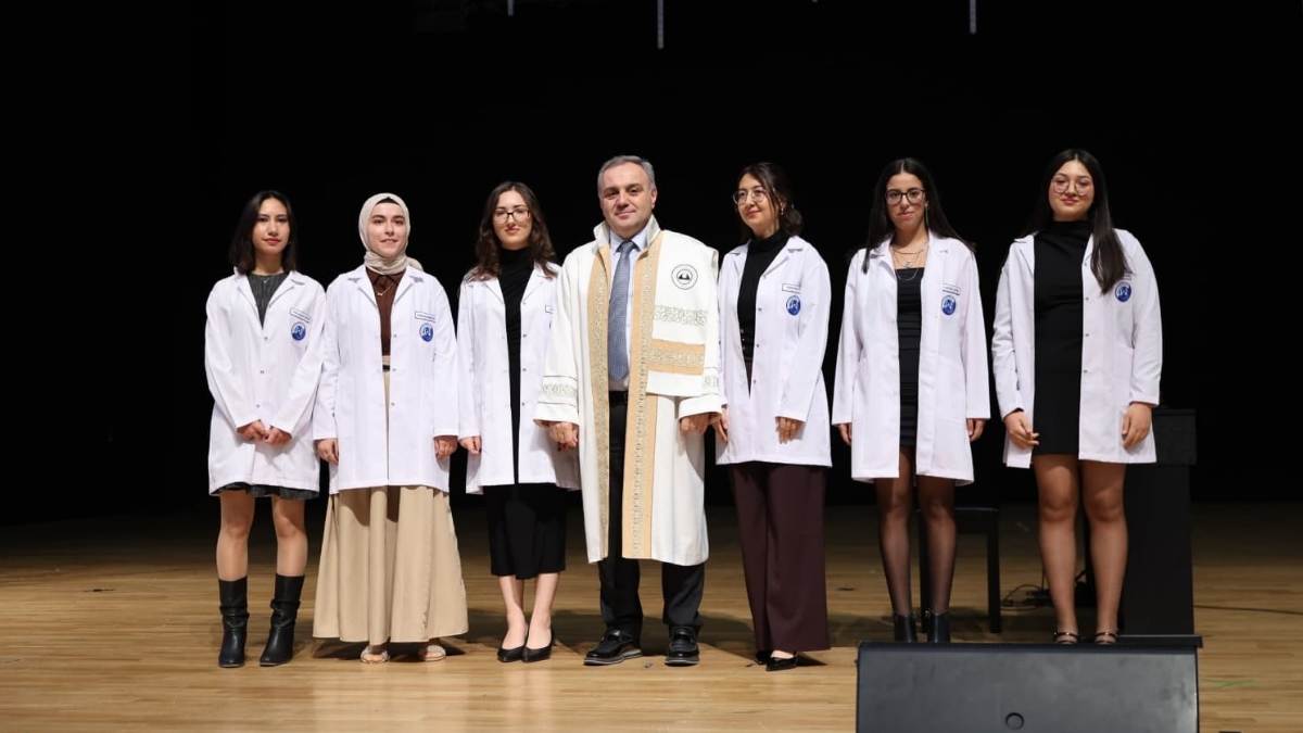 Erü’de Gelenek Devam Ediyor Yeni Dönem Tıp Öğrencileri Beyaz Önlüklerini Giydi7