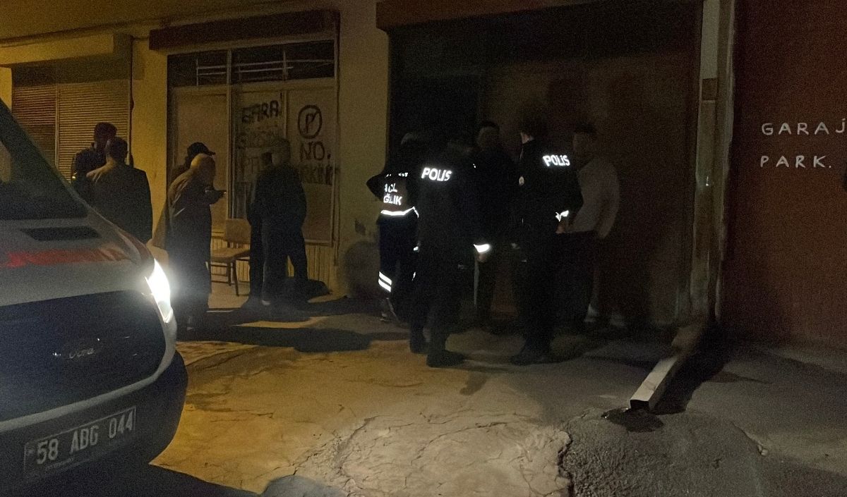 Eşinden Haber Alamayınca Garaja Indi, Otomobilin Içinde Ölü Buldu (1)